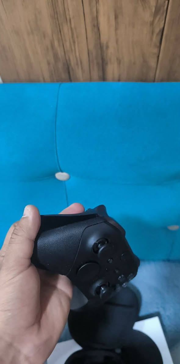 السلام عليكم جويستك Xbox Elite 2 نظيفة كلش عيبها بس جلدها يريد يوكع رايدها ب75 مع التوصيل للاستفسار خاص او واتساب *********** متوفر توصيل لجميع المحافظات
