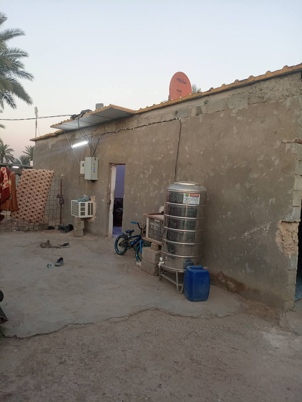 سلام عليكم ورحمة الله وبركاته بيت البيع مساحه 300متر قرف2ستقبال مطبخ صاله حمام مكان البيت وره بيت المرحوم قاسم سويدان السعر خاص***********تصال عله الأرقام ***********
