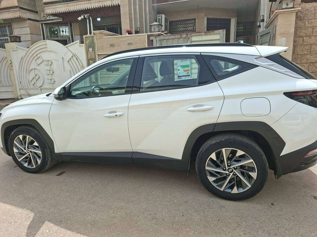 السلام عليكم توسان موديل 23 خليجي مواصفات السياره نص فول قماره حديد بصمه تشغيل عن بعد اوتو هولد كامره خلفيه وبغد كم شغله ببهه  مكفوله كفاله عامه كير مكينه تبريد صدر بيهه فقط بارد بخشم البنيد على كد اصبع السياره بأسمي سنويه جديده ماشيه 53 *********** السعر 208 مكان السياره بغداد حي اور
