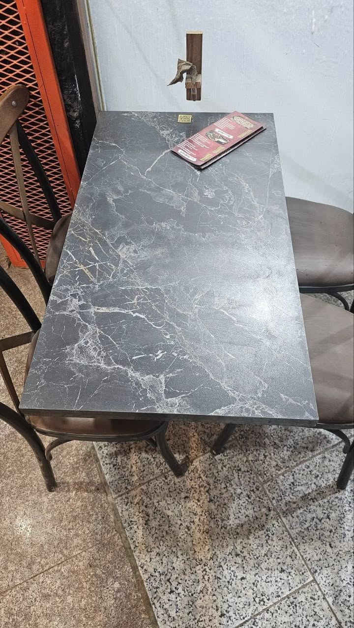 مجموعه من الطاولات والكراسي معروضه للبيع نظيفات كلش 
عنواني ديوانية للاستفسار الاتصال بالرقم 
***********
