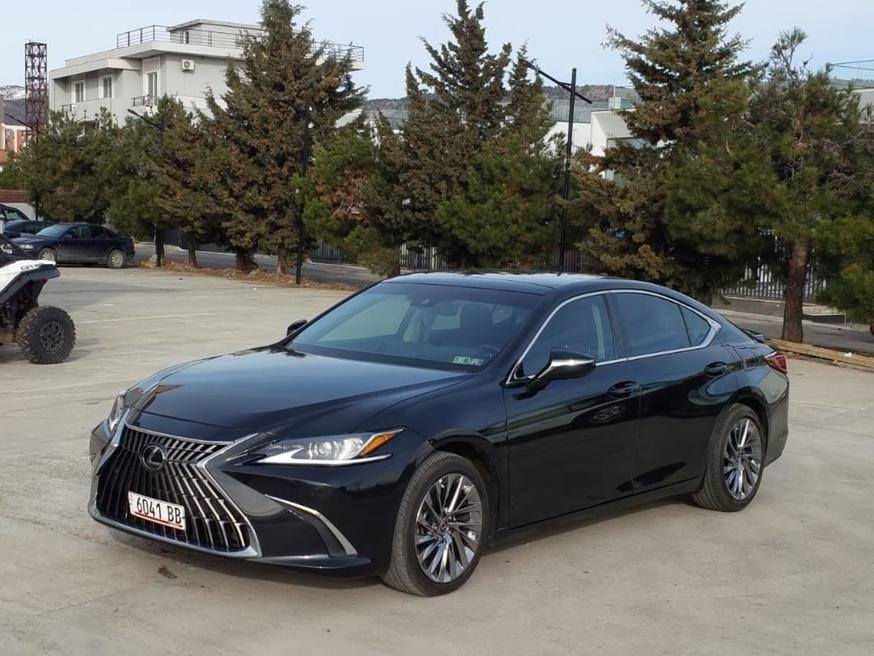 السيارة للبيع من جورجيا تبليسي العاصمة الجورجية 🇬🇪
لكزس ES 350 موديل ٢٠٢٥، سعة ٣.٥ لتر
المسافة المقطوعة: ٢٣٠٠ كم / ١٤٣٨ ميل 

المعروضة بالسعر جورجيا 227ورقة 

السيارة بحالة ممتازة.. يمكنك معاينتها في أي مكان.. مزودة بكاميرا بانورامية، وعداد سرعة عرضي، ونظام رؤية ٣٦٠ درجة، 

الهيكل النوع: سيدان، الحالة: جديدة، نوع المحرك: بنزين، سعة المحرك: 3.5 لتر، الدفع: خلفي، عدد الأبواب: 4/5، عدد المقاعد: 4-5، اللون الخارجي: أسود

فتحة سقف، ناقل الحركة: أوتوماتيكي، عجلة القيادة: يسار، نظام هيدروليكي، نظام منع انغلاق المكابح (ABS)، نظام التحكم الإلكتروني بالثبات (ESP)، أكثر من 6 وسائد هوائية، قفل مركزي، نظام إنذار، مانع تشغيل المحرك، نوافذ كهربائية، مقاعد جلدية، مقاعد مدفأة، مكيف هواء، نظام تحكم مناخي ثنائي المناطق، الخامة: جلد، اللون الداخلي: أسود، مساعد ركن السيارة، نظام ملاحة، كمبيوتر رحلات، مثبت سرعة، عجلات معدنية، مصابيح زينون أمامية، عدد الأسطوانات: 6، كاميرا خلفية


**إذا كنت صاحب هذا الإعلان وتريد حذفه لأي سبب، رجاءا أرسل رسالة إلى الدعم الفني**