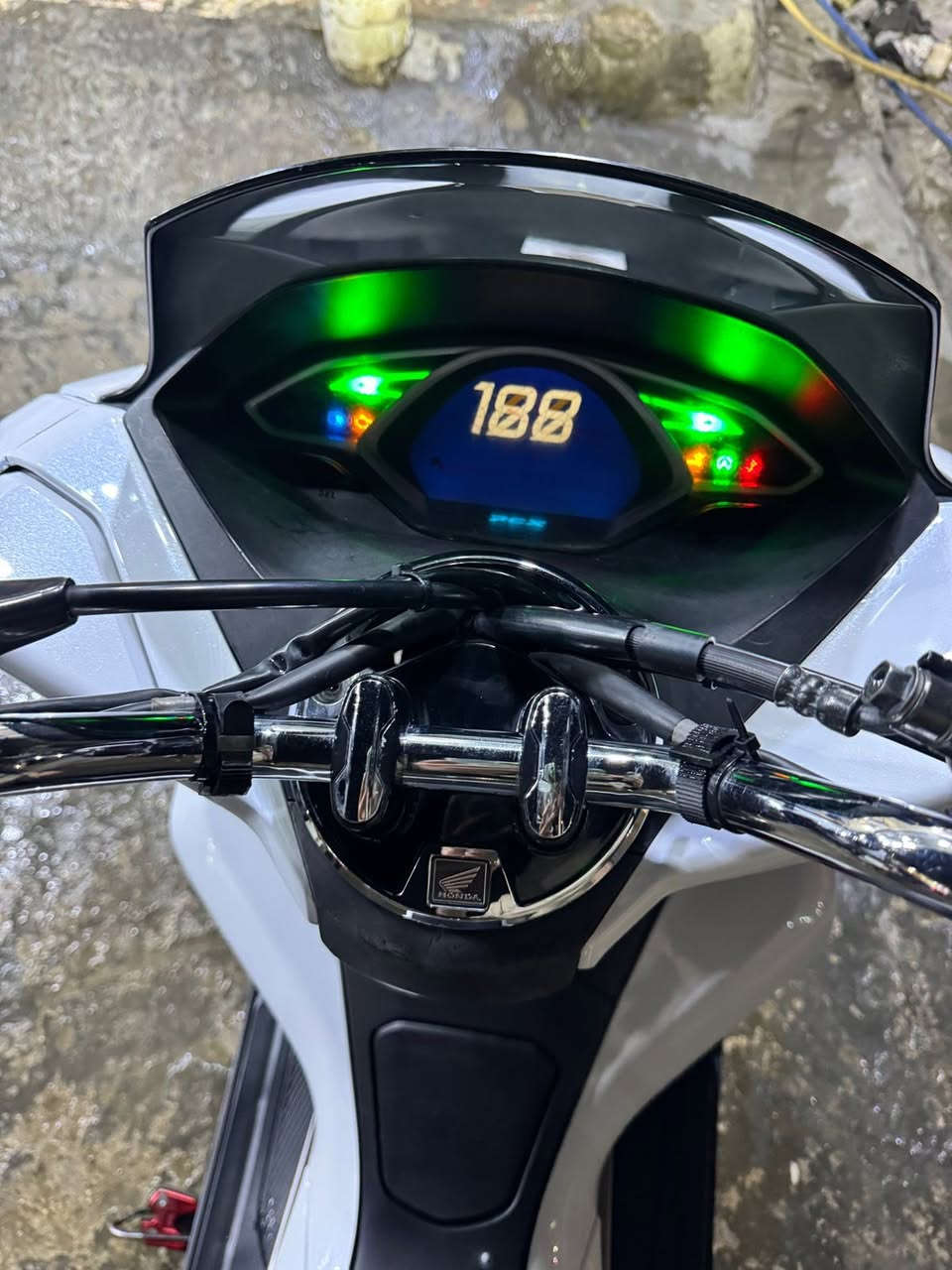 السلام عليكم دراجة pcx جيل الثالث بصمة حساس ازدحام حساس تدفئة بلستيرن كفالة عامة مكفولة من كلشي جيب اي فيتر بالك وتعال افحص ماشية 17 خير من الله ربع متصرف عليها  
عنواني الامين الثانية شارع النواب 
للاتصال ***********
