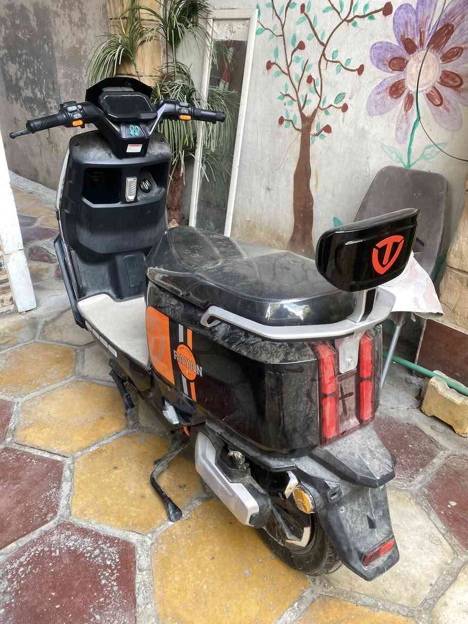 سلام عليكم دراجه وحش الكون للبيع يرادله تخم باتريات كامل فقط باقي الدراجه نظيفه حك الروحه والجيه دراجه حلوه والله صارله 5 اشهر مكاني الشعب البنوك الي يريد يراسلني *********** واتساب
