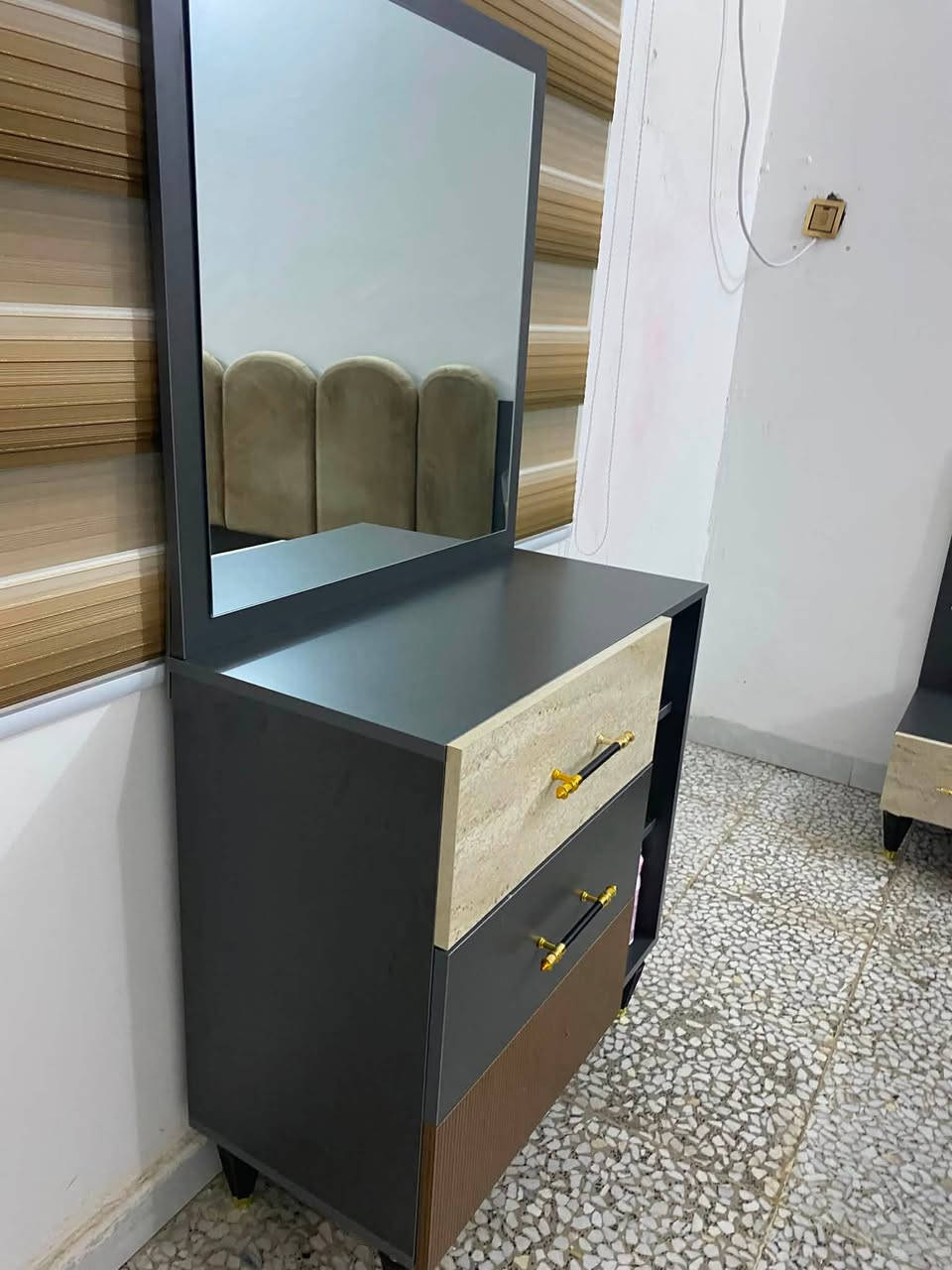 السلام عليكم غرفه للبيع السعر ب 750 وبيها مجال 6 بوب كنتور وجربايه نفرين جديده الاستفسار الاتصال ع الرقم ***********
