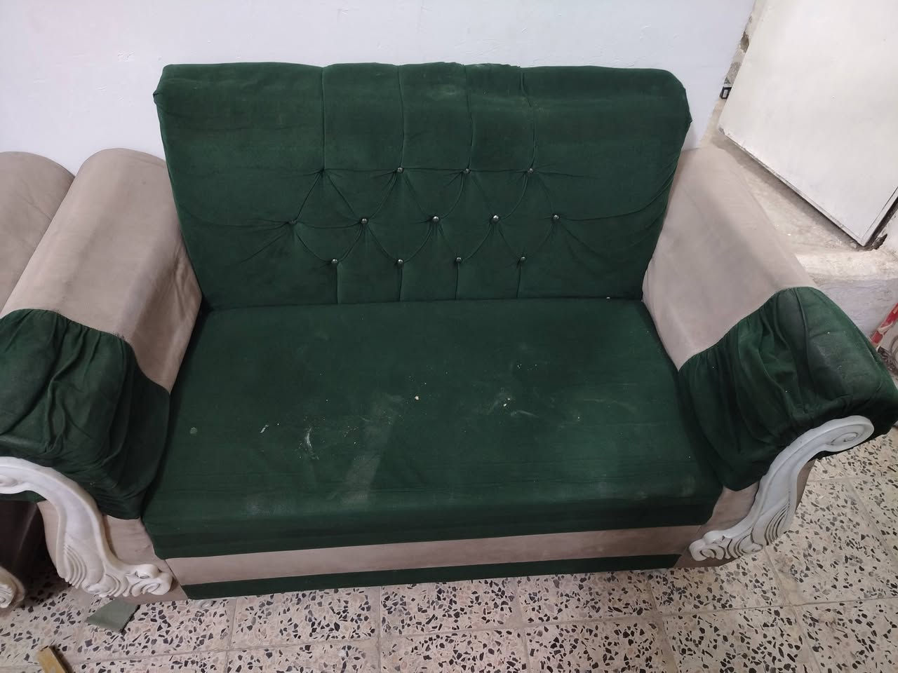 تخم ٧ مقاعد كما موضح بالصورة السعر ١٥٠ وبي مجال بسيط للاستفسار الاتصال بالرقم ***********
