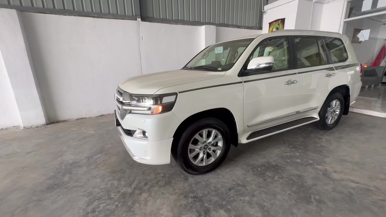 سلام عليكم للبيع لاندكروزر موديل ١٨
وأي تديشن
سيارة جديدة 
ماشيه ٥٥
ترهم مراوس
***********
