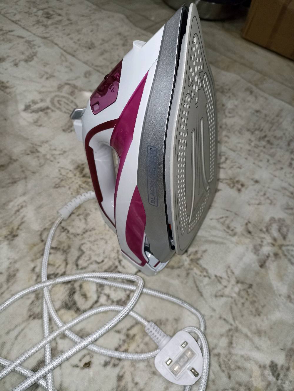 أنا أعرض مجموعة متنوعة من البضائع للبيع، تتضمن جهاز بروجيكتور LED بحالة ممتازة شامل صندوقه الأصلي والريموت، كرسي استرخاء مريح مثالي للنزهات أو حديقة المنزل، ماكينة حلاقة كهربائية مع ملحقاتها جاهزة للاستخدام، مسند سيارة متعدد الوظائف بحالة جيدة يحتوي على مساحة تخزين وأماكن للأكواب، مكواة بخار يدوية نظيفة وقوية للأقمشة، فرشاة شعر كهربائية تُسهّل التصفيف والتجفيف في آن واحد، مكواة كهربائية حديثة بحالة جيدة، منظار مع حقيبته لحماية العدسات وسهولة الحمل، وأخيراً مصباح طاولة بتصميم أنيق. جميع الأدوات بحالة ممتازة وجاهزة للاستخدام الفوري.