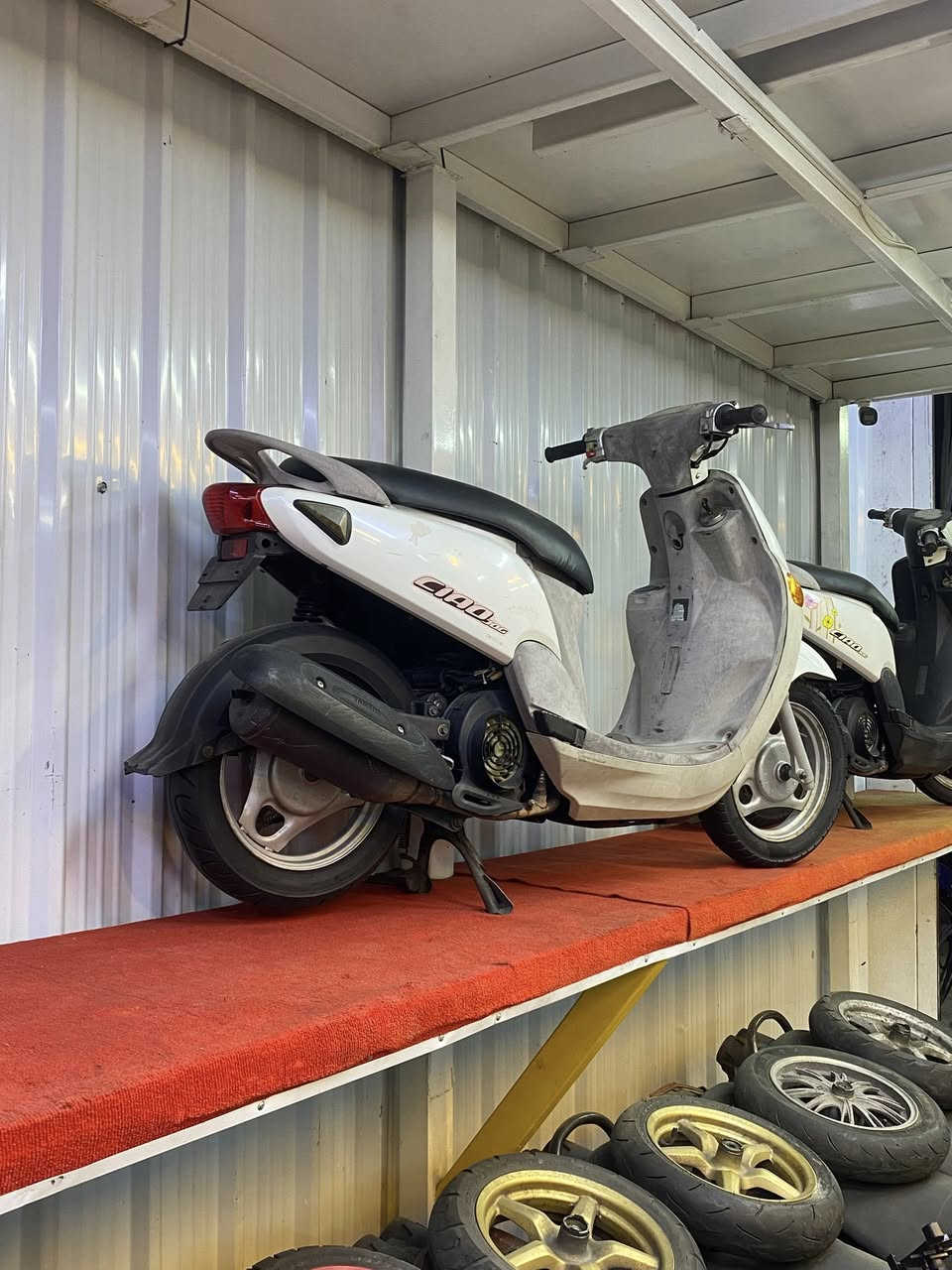 دراجة فلة وكالة للبيع 
ماشية 19 الف فقط 

كفالة عامة من كلشي 
كفر ختم واحد بلادي 
مكينة بلادية وما مفتوحة 

صارلها شهر من نازلة من رمبة وصلها موجود والمنفيست الأصلي موجود 

السعر مليون و150 وبيه مجال بسيط 

العنوان بغداد الشعب 
***********
