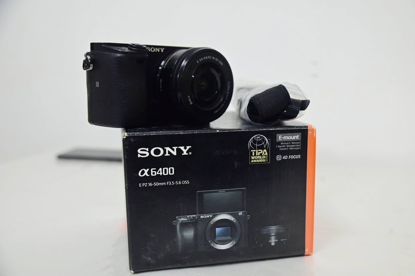 لكل عشاق التصوير وصناع المحتوى، كاميرا Sony a6400 غنية عن التعريف بأدائها الاحترافي وفوكسها الخرافي، متوفرة الآن بكامل ملحقاتها الأصلية وبحالة ممتازة جداً.

​📦 الملحقات المتوفرة مع الكاميرا:

​العدسة: عدسة الكيت الأصلية (Kit Lens).

​الملحقات الأساسية: الكارتونة الأصلية + حزام الكاميرا (جديد وغير مستخدم).

​الإضافات: بطارية ثانية احتياطية مجاناً (تفيدك بجلسات التصوير الطويلة).

​✨ حالة الجهاز:

​نظافة 100% (مثل ما موضح بالصور).

​الكاميرا بحالة ممتازة جداً ومامفتوحة أو مصلحة نهائياً.

​📞 للإستفسار ***********
