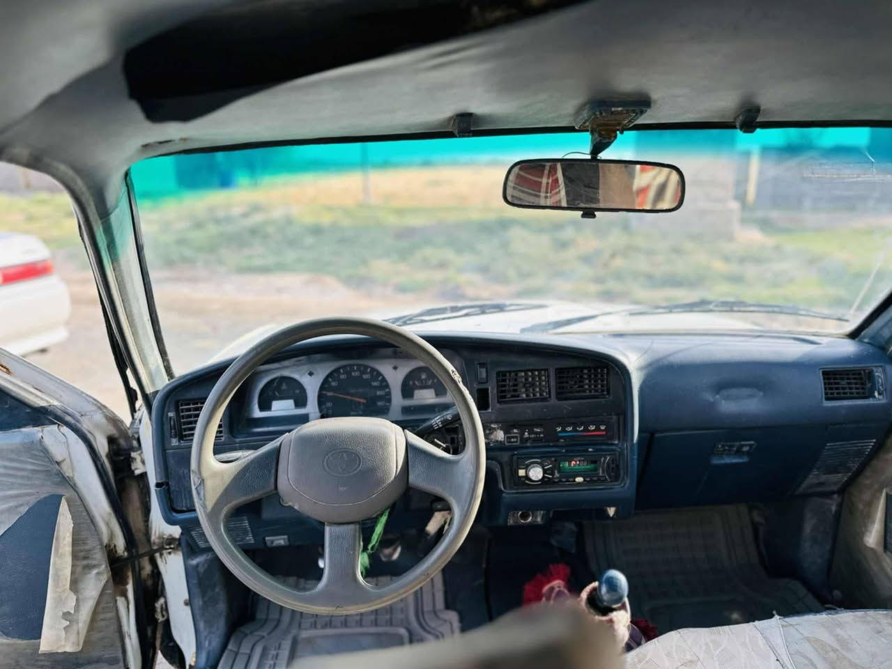 السلام عليكم 
سياره تويوتا موديل 1990 المثنى سنويه لغاية شهر الثالث 2026 شاصي نظيف محرك جديد كهربائيات كامله حداديه وسط ستيرن باور السعر 42 $ وبيها مجال مكان السياره الشطره رقم الهاتف ***********
