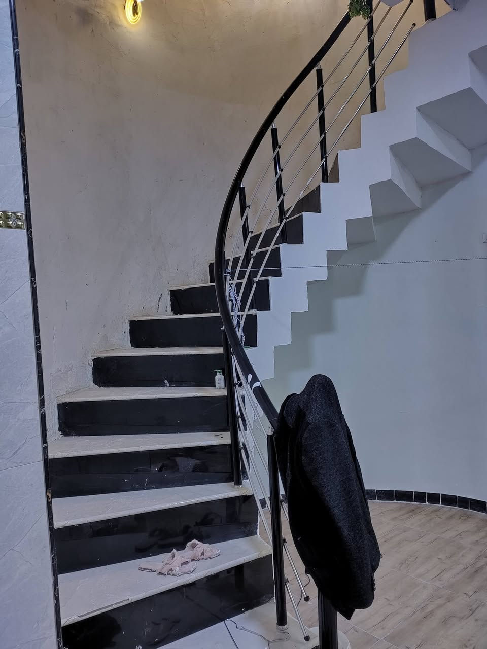 السلام عليكم. دار للبيع طابقين طابو صرف بأسمي. مساحة البناء 200 متر.  سنة البناء 2032. منطقة الحشد مقابل ياسين خريبط الطابق الارضي  يتكون. كراج   استقبال 8*4 وصالة ومطبخ كبير. وغرفيتن منام  . وصحيات خارجية  ومجمع صحيات داخلية الطابق الاول يتكون من أربع غرف كبيرة مع مجمع صحيات.  للاستفسار. *********** السعر 310.  قابل للتفاوض للشراي
