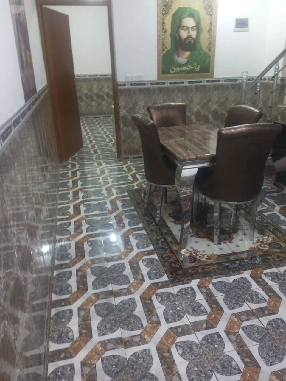 السلام عليكم ورحمة الله وبركاته 
📌

🏡 بيت للبيع

🕹️ الموقع: واسط العزيزية / منطقة الحي العسكري 
قريب على الشارع العام

🛑تفاصيل العقار:

🛑المساحة: 120 متر

🛑الواجهة: 6 متر

🛑 استقبال 
🛑 صالة 
🛑صحيات 
🛑مطبخ 
📐عدد الغرف: 3 غرف نوم

🏗️البناء: حديث

🎥 باقي التفاصيل داخل المنشور 

📞 للاستفسار:اكثر  يرجى مراسلة الصفحة خاص لطفاً 💫.


**إذا كنت صاحب هذا الإعلان وتريد حذفه لأي سبب، رجاءا أرسل رسالة إلى الدعم الفني**