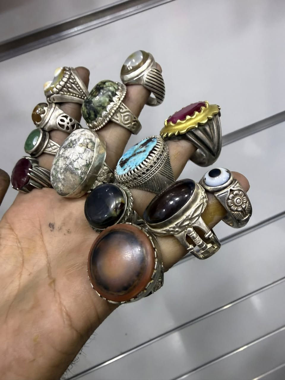 السلام عليكم خواتم عدد 13 قطعه وزن 213غرام
كلهن فضه 950 السعر للمجموعه كامله 650الف وبل عافيه عل ياخذهن عنواني بغداد التراث مال بياع ***********
