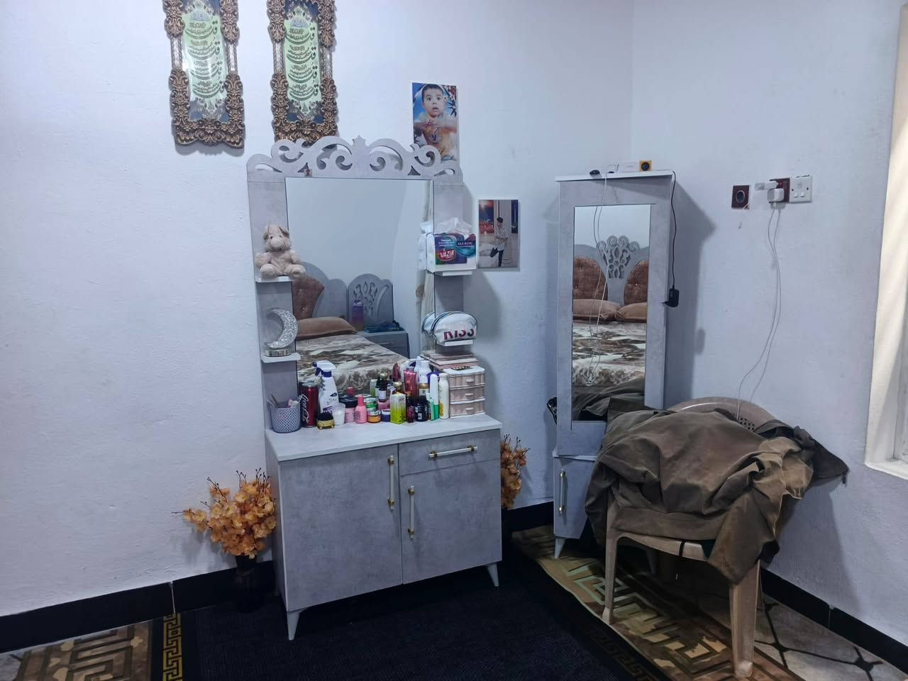 غرفه اخشاب للبيع اي عيب ما بيها جديده مستخدمه شيء قليل السعر 600 بيها مجال شيء قليل عنوان كركوك الاتصال على الرقم ***********
