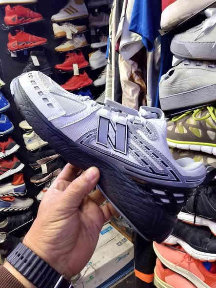 قطعه نيو بلنص 1906تحفه لون راقي قطعه فول مواصفات
خفيفه ومريحه
القياس..44
طول القدم..28سم
المنشأ..ڤيتنامي
السعر.. فقط 35الف فقط 35الف يابلاش
توجد خدمة توصيل كل المحافظات 
للحجز راسلنا واتس اب وماسنجر عله الرقم ***********ابو حيدر
