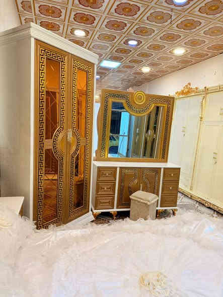 🚨 انطلقت أقوى تخفيضاتنا على موديل الأقواس – فخامة بسعر ولا أروع!

📉 من 2,450,000 دينار عراقي
🔥 إلى 1,950,000 دينار فقط
💥 فرق 500 ألف دينار خلال 6 أيام بس!

✔️ موديل الأقواس – نجارة عراقية 100%
متوفر ضمن وجبة الدرجة الأولى ووجبة الأصباغ (البوية)

✨ تفاصيل الطقم (10 قطع):
• كنتور بطول 330 سم + ملحق 430 سم – ارتفاع 250 سم
• تصنيع داخلي: صاج طبيعي 4 ملم
• وجه الكنتور: MDF سماكة 12 ملم
• الضهر: چرچوبة شد برغي
• القاعدة الأرضية: بلوك صاج
• أبواب نرمادة شريطية
• التقطيع الداخلي: حسب رغبتك
• سكك سلايت – تقطيع بلوك بورد
• الشازون: خزان + طابورية إضافية
• سرير 6 أرجل من بلوك بلاويد
• لون الدوشمة حسب اختيارك
• تصميم فريد بمسكات مختلفة عن باقي الموديلات

🚛 توصيل وتركيب لكافة محافظات العراق بكروه
🛠 صيانة مجانية لمدة سنة كاملة

📍 العنوان: الرمادي التأميم قادسية الاولى
📞 للحجز والاستفسار: ***********

🔹 معرض الجشعمي للأثاث – ثقة محلية بجودة عالية

⏳ الكمية محدودة والعرض ينتهي خلال 6 أيام فقط!
👇 لا تفوّت الفرصة وخلي غرفتك تحچي ذوقك! الرمادي
