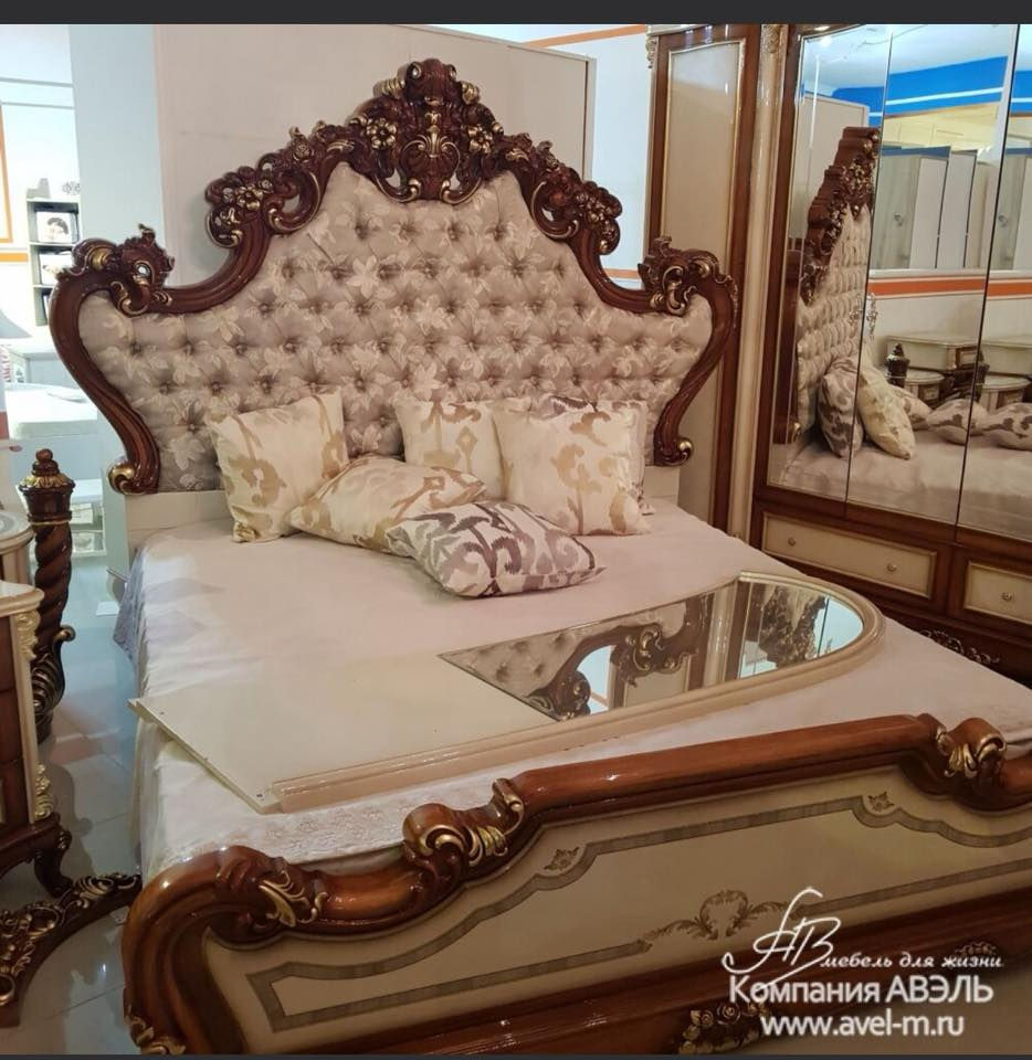 السلام عليكم عندي غرفة نوم للبيع 
تتكون من.كنتور 6 أبواب 
درور 5 جرارات 
2 كوميدي 
سرير نفرين 
ميز مرايا كبير و ميز ثاني إضافي و طابورية

أريدها ب 2 مليون و بيها مجال للشراي
عنواني بغداد و هذا رقمي ***********
