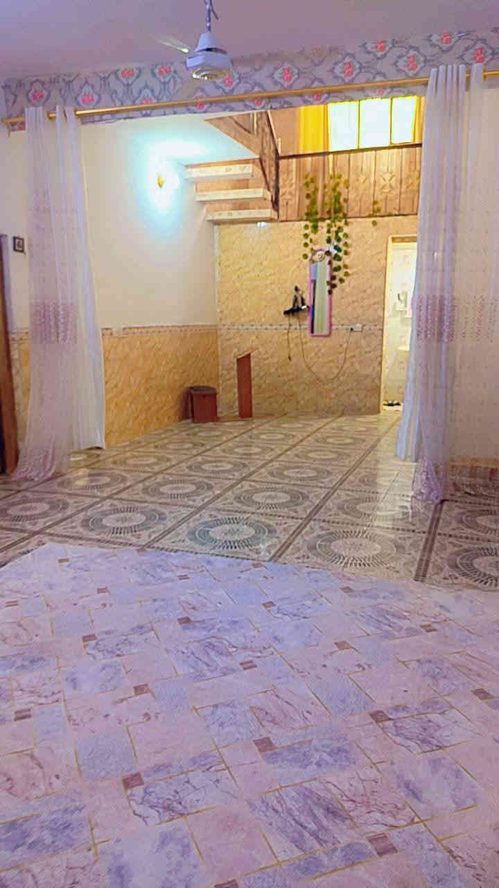 قطعه بمساحة 463 متر سند 25 اقرار محكمه مباشر بأسم المشتري يحتوي ع بيت طابقين بمساحة250 متر يحتوي ع 3غرف نوم مع صاله واستقبال ومطبخ وكراج سياره وحديقه في منطقه الحسينيه الجريه  --كريد--- بسعر 115 قابل للتفاوض للاستفسار ***********
