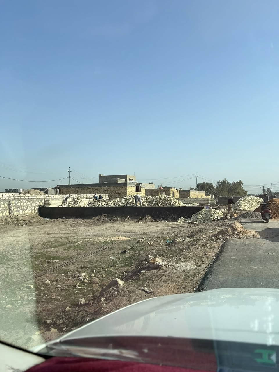 قطع للبيع طابو زراعي سند 25بسمي خدمات ماء كهرباء تبليط خط مولده العنوان حله  قرب حي النصر أو قرب الساده ابو خطه لاستفسار ***********
