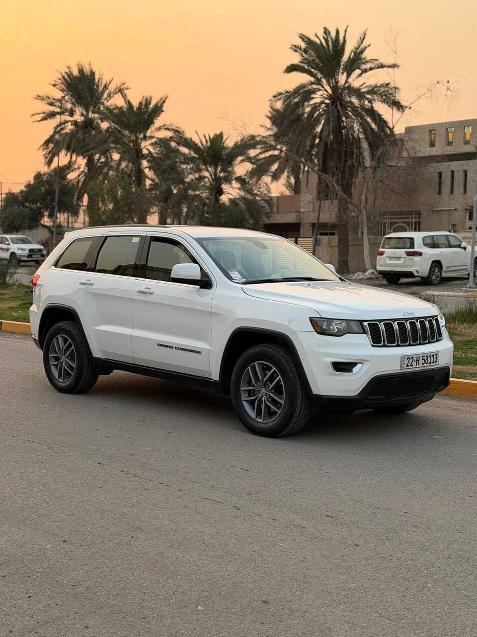 السلام عليكم
السعر 205 ورفه 

جيب لاريدو 2017 

محرك 3600 حساسات خلفية 

شفتات ستيرن شاشه  كامره

لايت زنون عالي وناصي 

بدون صبغ فقط دعاميه 

مكان سيارة بغداد جميلة
***********
