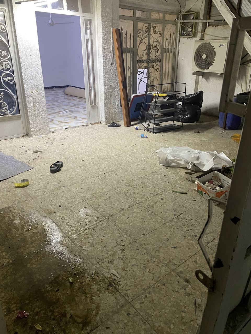 السلام عليكم
بيت طابق ارضي للأيجار بالغزالية بشارع المشجر بالمربع مال الملعب مساحة 135م  غرفة نوم 5في6 صاله 5في6 + حولي او مطبخ 3 في 5 او حمام + كراج كبير ايجاره  600 الف والاتصال واتس وخط على الرقم فقط لانتواجد في الفيس ***********
