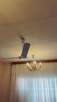 ثريات وتخم للبيع عنوان بغداد المنصور ٠٧٧٧٥١٢٦٦٤٩ الاسم حسين