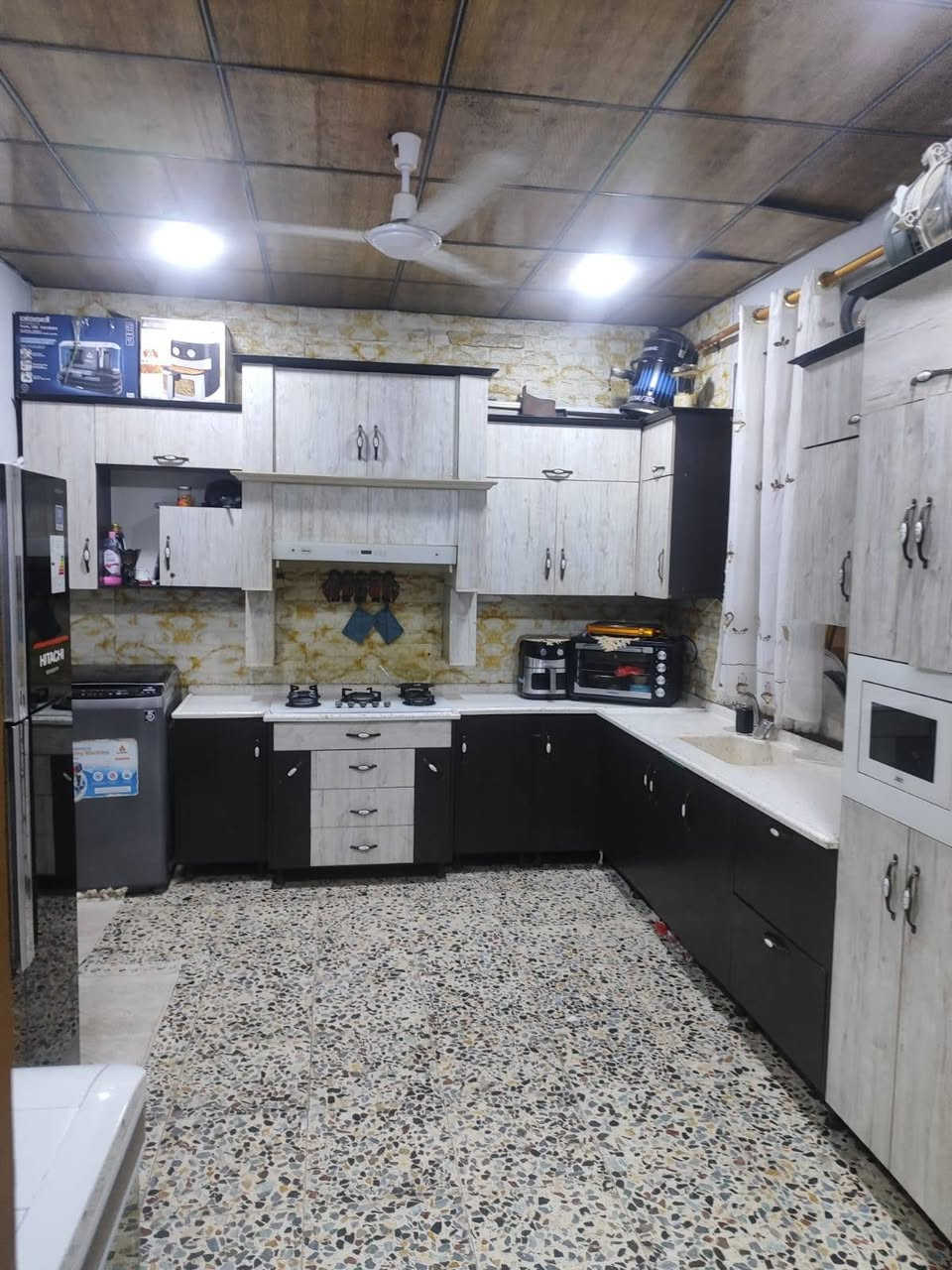 دار للبيع مساحة 125متر الشعب  حي البساتين شارع التكاتك
غرفة نوم 
استقبال 
مطبخ 
منور 
حمام 2
طرمة

مي كهرباء  وطني وسحب ومجاري كامل مكمل 
*********** لتواصل واتساب
