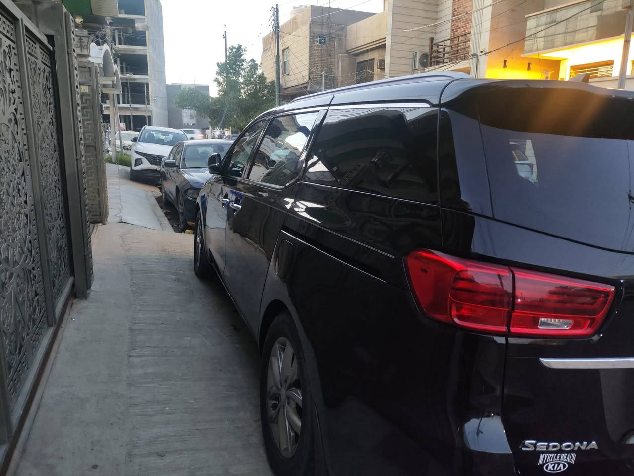 سلام عليكم كيا سيدونا 2020 لون اسود وارد امريكي فول مواصفات فتحه سقف كشنات كهرباء وخزن ذاكره رادار امامي حساسات أمامية وخلفية وكامره تحديد مسار مثبت سرعه تحذير عند اقتراب سياره وبريك ذاتي ثلاثه انضمه قياده ايكو نورمال سبورت مكينه 6سلندر بوب كهرباء جنطه كهرباء تشغيل بصمه شاشه كار بلي اندرويد اوتو شاشات خلفيه منفذ كهرباء امريكي منافذ USB ابردات خلفيه ثلاثه قطع تبريد نضام اوتو هولد السياره على وضع الوكاله مامفتوح بيها برغي واحد الشراي يتصل على هذه الرقم *********** السياره جدا نضيفه اتصل لمعرفه التفاصيل الأخرى .

