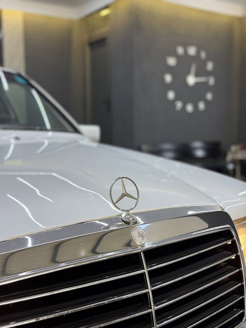 السلام عليكم 
مارسيدس ١٩٨٩
بدون صبغ
جامرلغ سكن بها بس شبر ضربة
قواعد دبل بشرط 
كير محرك بطة ٢٥٠٠ ديلكو بشرط 
سلايد 
داخل فورميكا 
كير اوتوماتيك
تاخم صدر و خلفي جديد
أربع تايرات جديد
باتري جديد
بي دفتر بانزين

رقم جديد
سنوية جديد بسمي  ٢٠٢٧
اي مصرف مابي حيل جديد

السعر: ٨٠ بيا مجال
مكان :كركوك
***********
***********
