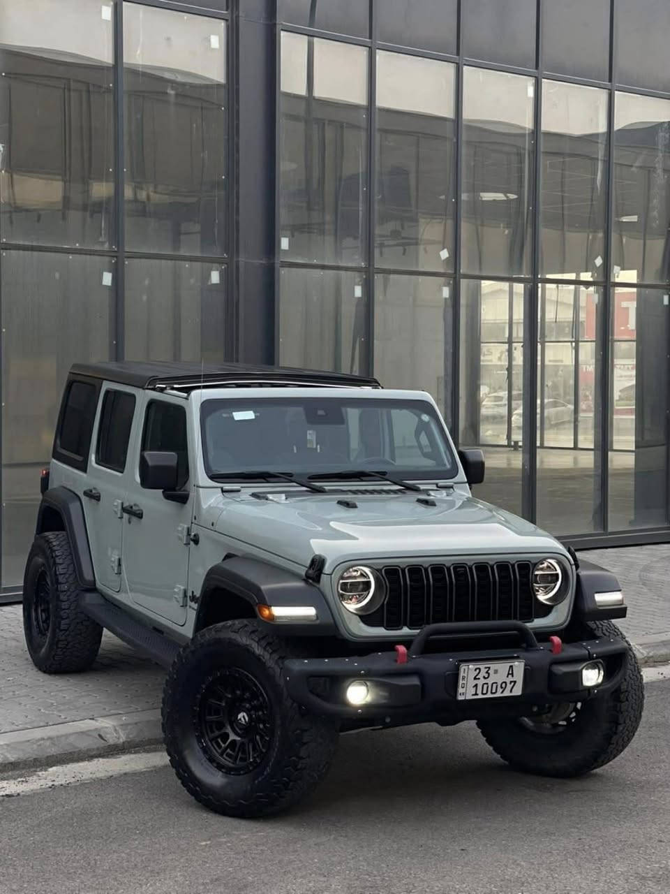 Jeep Wrangler sport 2023🩶
➡️محرك 4 بستم توربو بنزين 
سيارة مرتفعة من امريكا 
🩶لون سمنتي جديد مميز 🩶
⛓️ماشية 29 الف 
🖥️شاشة وسط  
🎆 جامات كهرباء عدد 4
🆎بصمة تشغيل 
📳 Car play  
⬆️سقف فايبر كلاس متحرك 
↕️تثبيت سرعة 
✅ 4X4 
⛰️طخم تايرات جبلي 
📷كامرة خلفي 
🔍Media (Tipe\C & USB)
➿traction control \ مانع انزلاق
➰نضام تسلق 
🔘 Auto Start 
♾️دشبول الكتروني 
✔️سيارة بيهه نص جاملغ خلفي فقط بدون دواخل بدون ايرباك

📲***********
📍سليمانية  
سعر 285 ورقة قفل رجاء سعره قفل علمود معاملة لتخابر ❤️
