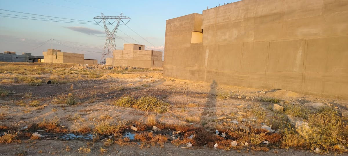 بيع مستعجل ٢٠٠متر في العبور نهاية المدخل الثاني طريق مزملات تبليط وكهرب وماء موجود للاستفسار الاتصال على الرقم التالي *********** او المراسله على الخاص
