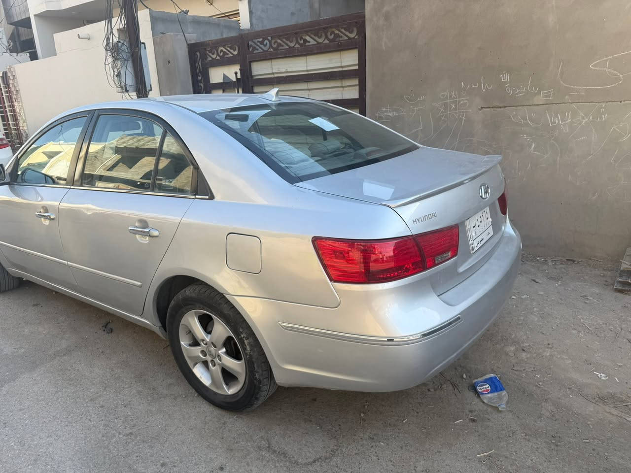السلام عليكم سوناتا 2009 وارد امريكي حادثها باب خلف السايق مبدل نفس اللون والباقي السياره مكفوله من الضربه بيها مكانات كلير بدون صبغ وتجي وتشوف بعينك ماشيه 148 حقيقي محرك جديد قبل اسبوع شديته وشرط الفحص والمواصفات الباقيه فتحه تحكم جهتين كشن كهربائي والسباوه مغلفه ارضيه ودوشمه وحتى الدشبول مغلف والسياره رقم بغداد ونضيفه وتجي وتشوف احلى من الصور مكان السيارة ديالى  للاستفسار اكثر. ***********
