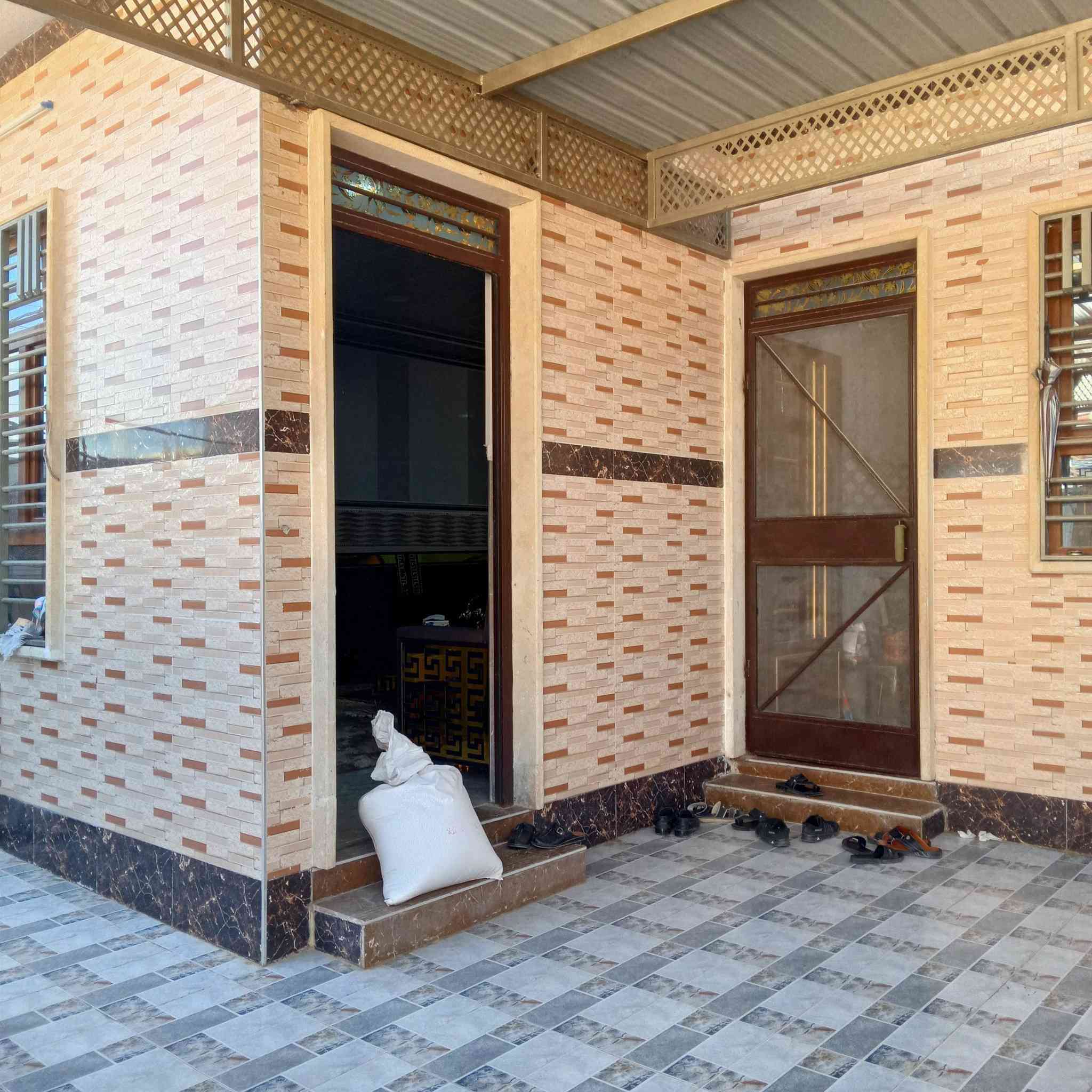 عروض مكتب انوار الخير
دار للبييع مساحه ١٩٥ متر
طابق واحد استقبال ومطبخ 
وهول وغرفتين نوم وصحيات
معه الثاث طخمين ديوان 
وسبلتين و كاونتر 
وغساله وغرفه نوم
قوسيات شارع تلكيف عل جه اليسار  
زراعي نموذج ٢٥ حق تصرف
سعر ١٠٥ مليون
عنوان المكتب مجاور البناء جاهز 
مقابل باب الكمرك
***********
***********
