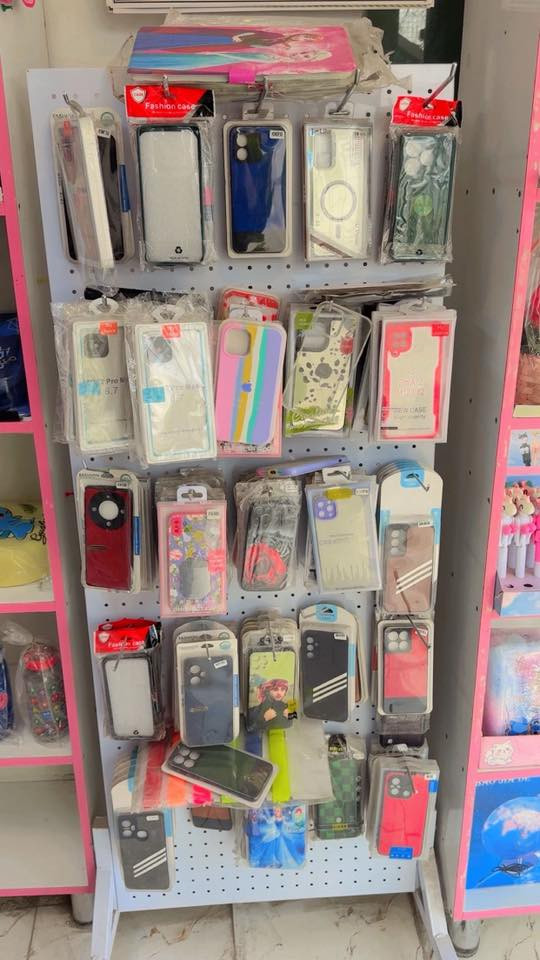 للبيع….  فاترينات عدد ١٠ مع عارضة كفرات موبايل
في محافظة بغداد رقم الهاتف ***********
