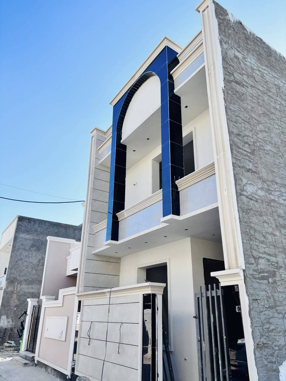 دار للبيع 100 م طابقين ثلاث غرف العنوان الدوره البوعيثه حي الحليم الدار بأسمي طابو زراعي للاستفسار ***********
