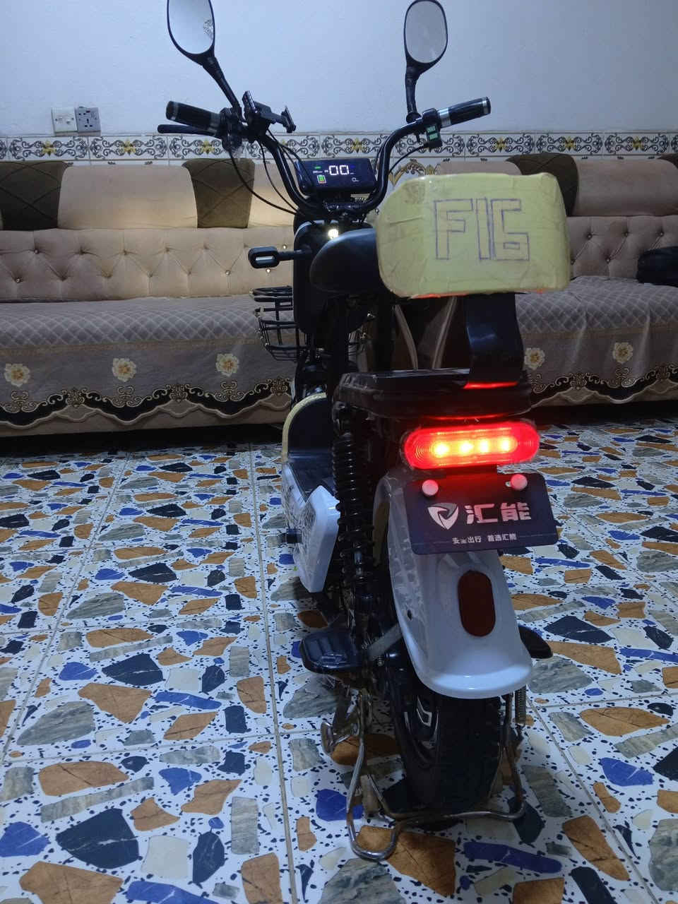 السلام عليكم للبيع دراجه شحن حجم 14 
رقمي *********** مكاني بغداد بسمايه قريه عشرة
