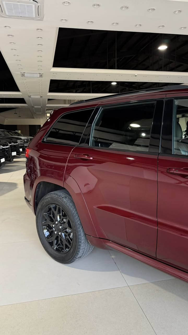 جيب Grand Cherokee Limited X 2021
كفالة عامة جديدة بالكارتون📦⭕️

محرك 5.7L HEMI V8
8 سلندر — 360 حصان
جير أوتوماتيك 8 سرعات
دبل 4x4
عزم قوي وثبات عالي

مواصفات:
تشغيل بصمة، دخول ذكي، شاشة كبيرة Uconnect، كاميرا خلفية، حساسات أمامية وخلفية، رادار + تحذير اصطدام، Lane Assist، مثبت سرعة، بانوراما، مقاعد جلد كهرباء، تبريد وتسخين مقاعد، تسخين دركسون، ذاكرة مقاعد، إضاءة LED، رنكات 20 سبورت، فتح باب كهربائي، سقف وجناحات ولمسات Black Pack، نظام صوت ممتاز، دبل ثقيل وخفيف، سحب قوي جداً

السيارة فخمة ورياضية بنفس الوقت
صوت HEMI معروف وقوة ممتازة بالطريق

السعر 31 الف دولار ( 310 ) ورقة
وبيها مجال

للأستفسار : ***********
