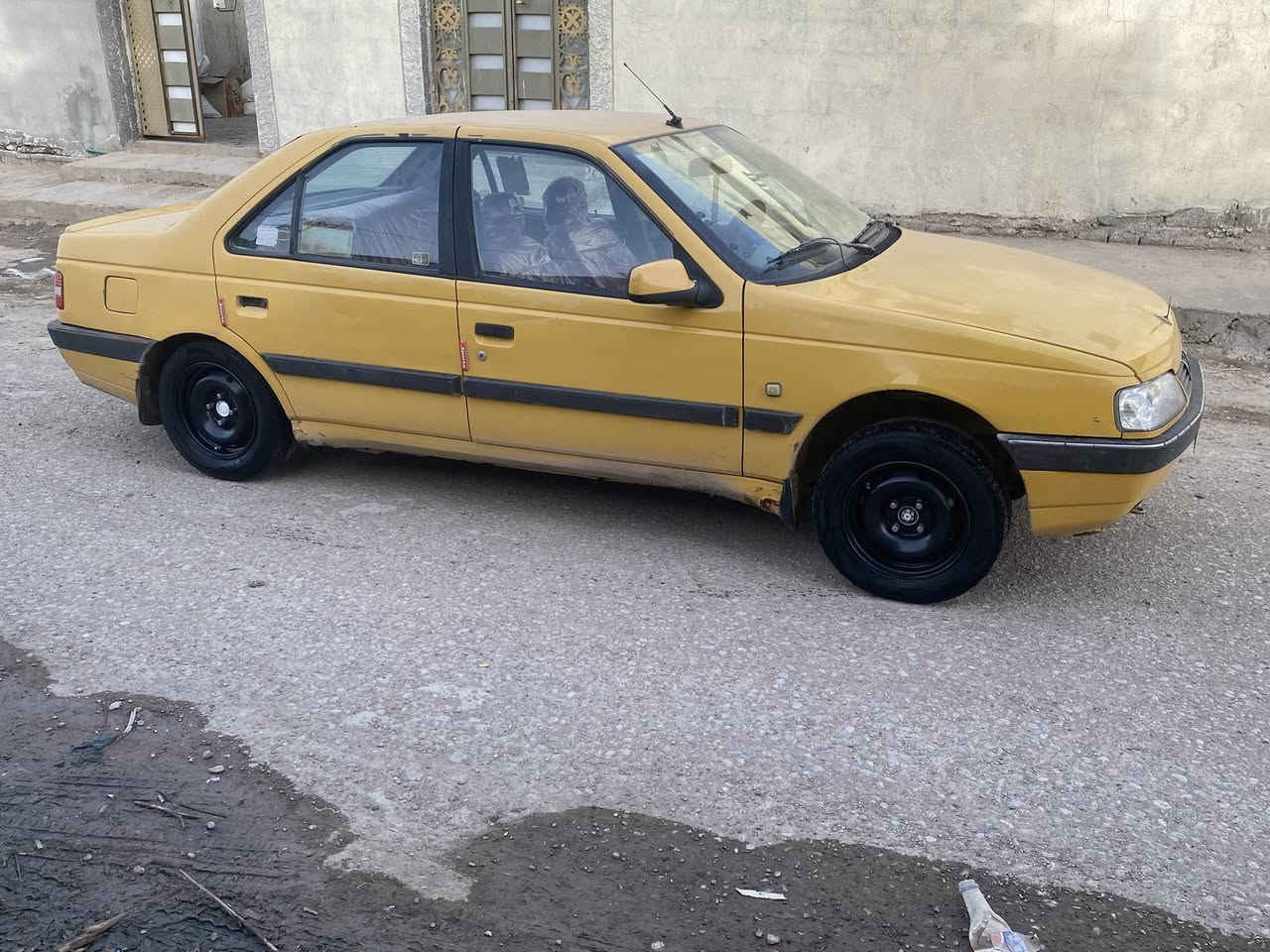 سلام عليكم بيجو 405 موديل 2013
كير ومكينه جدد تخم تاير بيهة تكه تعبانه 

بيهة ضربه بصفحت سايق بصيطه كلش 

سياره مصفره هيئة وغرامات مداور ثاني يوم راعيهة جيراني 

مكان سياره بغداد مجمع الحسان مجاور بسمايه 

رقم *********** سعر 28وبيهة مجال قليل
