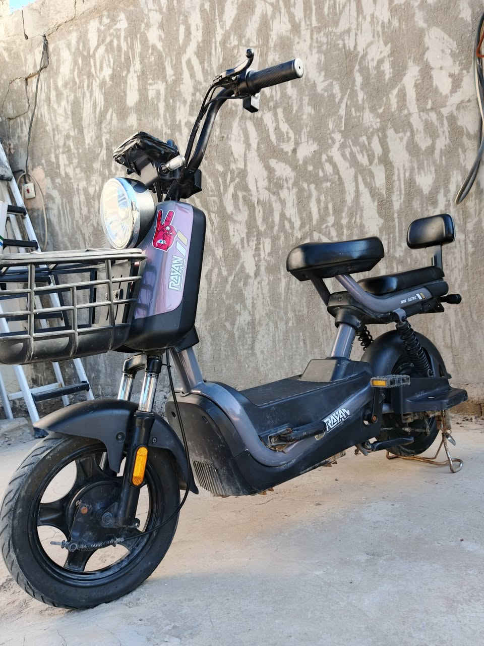 السلام عليك اخوان دراجة شحن للبيع حجم 14 موديل 2025  دراجة نضافة 80 من 100 دراجة حلوة  والله السعر 300 العنوان بغداد السلاميات للاستفسار الاتصال على الرقم  ***********
