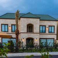 لا تفوت فرصة العيش في فيلا راقية تعكس الحياة الملكية في مجمع القرية ال...