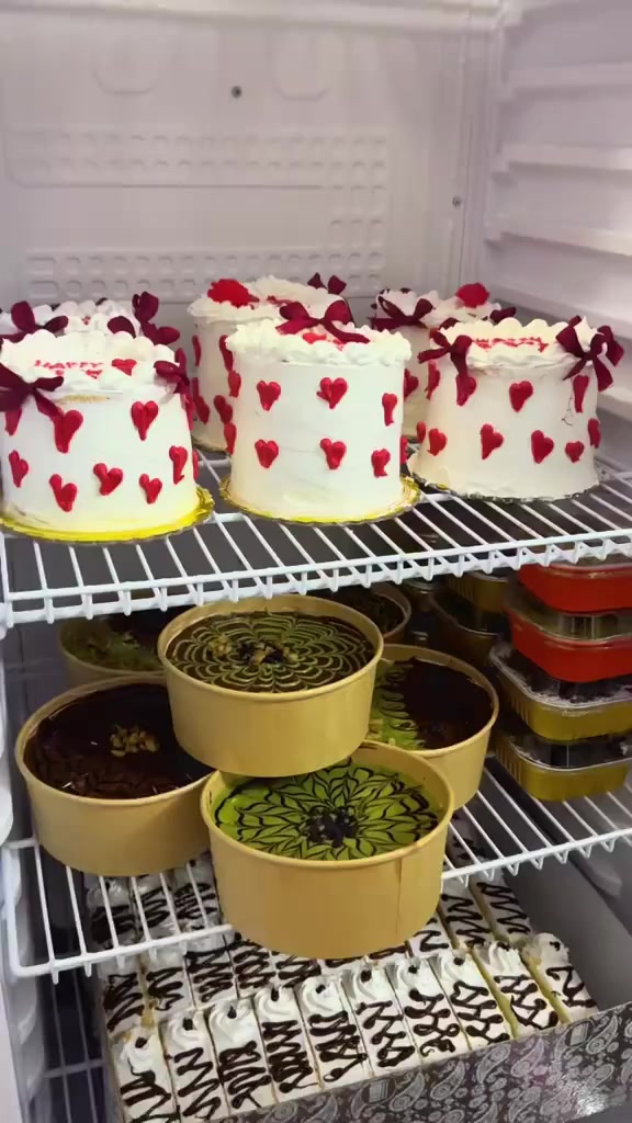 عيد الحب على ابواب نجهز لكم جميع انواع الكيك ولجميع المناسبات وبأسعار تنافسيه😍😋 عنوانه بغداد الخطيب الزراعي شارع العلويه خوله لطلب والاستفسار راسلونا ؏الواتساب ***********😍😘
