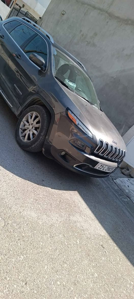 سەیارە جێب شیرۆکی گراند مودیل18  فول مواسفات بسمەشاشە ئایپاد سەناوی بەسەرچوە ساڵیکە بەناو خومانە دەفتر بنزینی هەییە کشن جلد کوشن هیتەر سوکان هیتەر تحکم سرعە فولە بەکورتی رادارە بەشەرت تحویل شرت گیرو مەکینە غرامە  بێ سبوغ بێ زربە سعری 165 مەجال  ژ.م *********** كركوك, العراق
