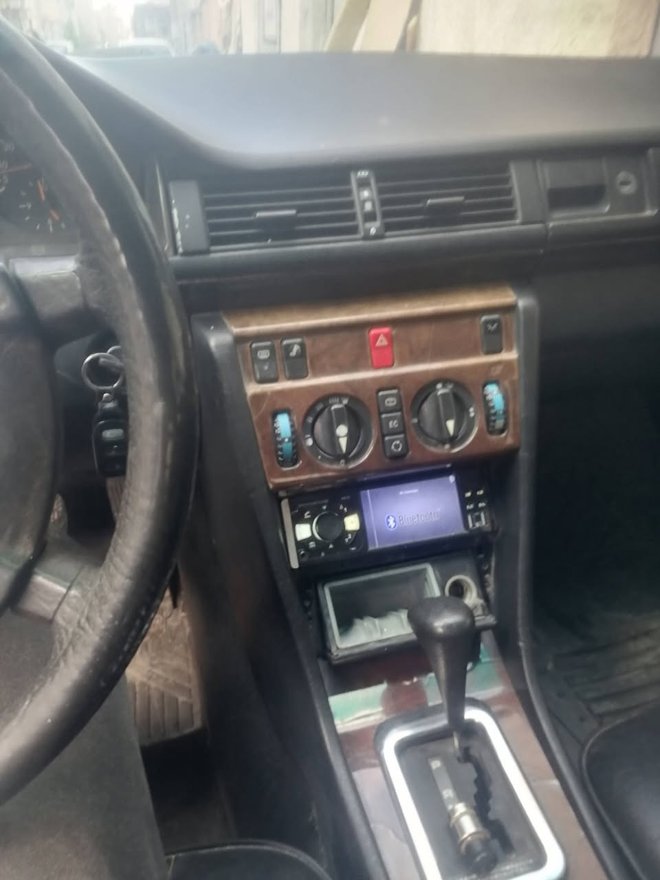 السلام عليكم. مارسدس دب ٩٠ رقم بغداد انكليزي مكينه وكير بلاد فتحه طكتين تبريد هوك خلفي داخل جلد كهرباء تخم تاير جديد مصبوعه عام جماليه بدون حادث مكاني بغداد الحريه تلفون / ***********
