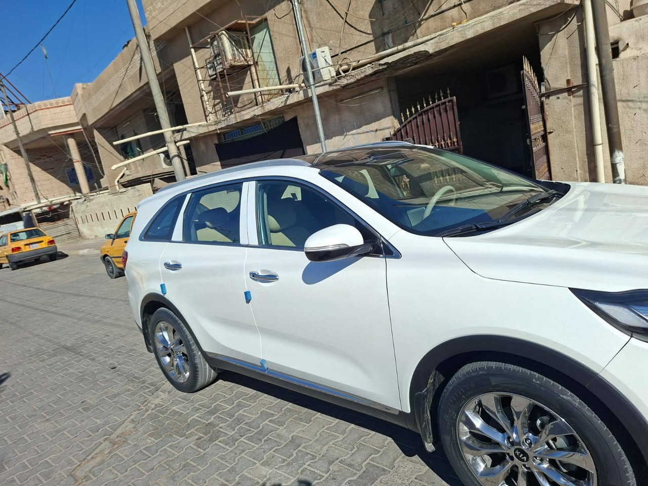 السلام عليكم سورنتو موديل 2019سيارة v6  كير  ومحرك مكفول  مكفولة من الضربة والبارد تبريد وتدفئة شغال حدادة صدر مكفول  سيارة بانوراما حساسات  امامي خلفي بصمة  تشغيل سيارة باسمي تحويل مباشر  سعرهة 245$ وبيها مجال مكان السيارة بغداد الشعلة رقم ***********

