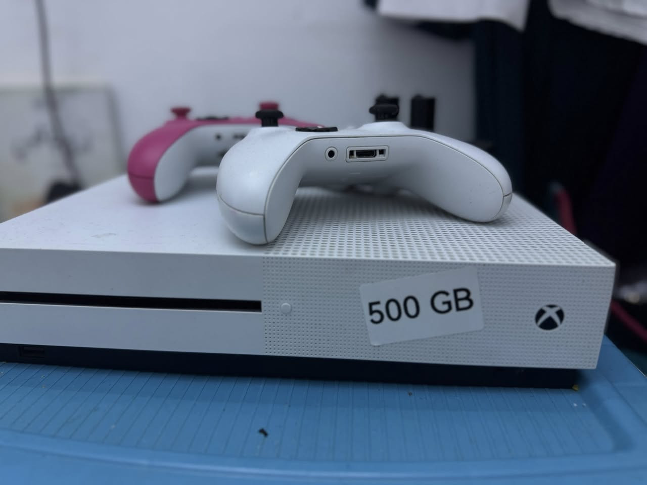 Xbox One S 500GB (إكس بوكس ون إس، سعة 500 جيجابايت)
تفاصيل الإعلان (للمشتري)
• النوع: Xbox One S (وتدعم تشغيل فيديوهات 4K).
• المساحة التخزينية: 500 جيجابايت (حجم ممتاز للألعاب الأساسية، ويمكن توسيعه بـهارديسك خارجي).
• الملحقات:
• يد تحكم بيضاء (أصلية).
• يد تحكم وردية (أصلية).
• الحالة: نظيف (كما يظهر في الصورة).
• المميزات:
• شغل ألعاب Xbox One.
• مشغل أقراص 4K Ultra HD Blu-ray.
• يدعم خدمات مثل Xbox Game Pass.
.GTA 5 مشتريها بالجهاز ثابته


**إذا كنت صاحب هذا الإعلان وتريد حذفه لأي سبب، رجاءا أرسل رسالة إلى الدعم الفني**