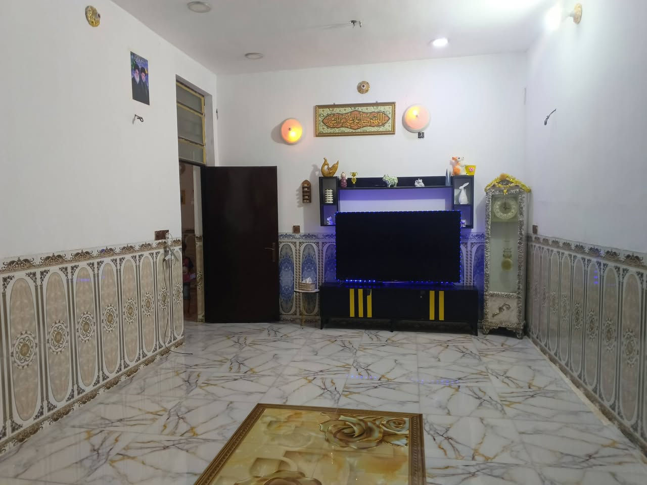سلام عليكم بيت للبيع بنزله مطعم جواد يتكون البيت من(غرفتين+مطبخ+صاله+ستقبال+صحيات خارجيه) وياه مشتمل100متر يتكون المشتمل من(غرفه+مطبخ+حوش جبير+بي باب وي لبيت وباب خارجي عل شارع+صحيات خارجيه نضيفه) المراسله واتساب ***********

