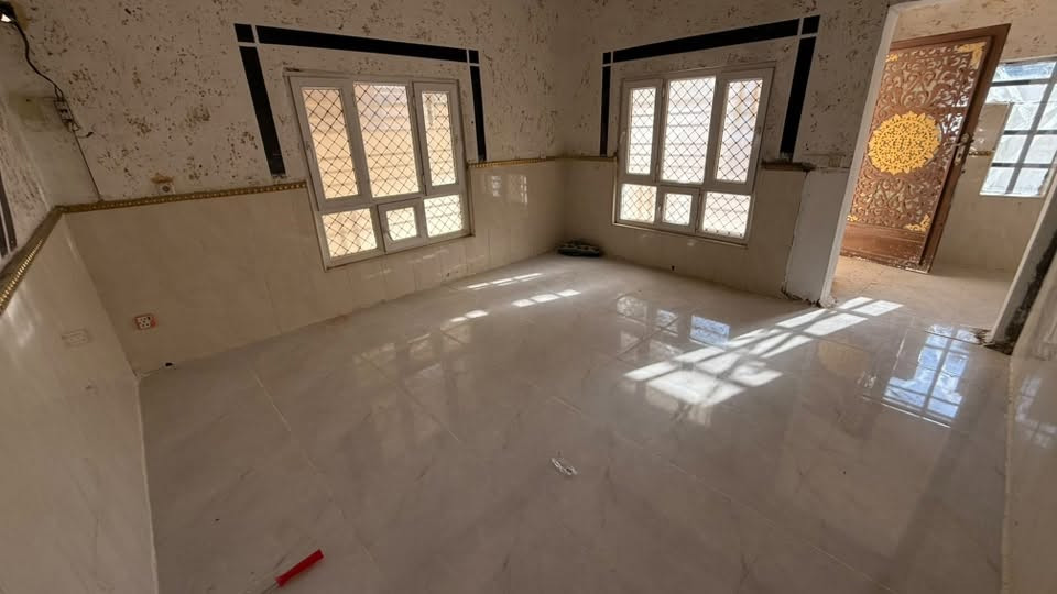 بيت للبيع المساحة 200m    10*20 طابو ملك صرف
العنوان : بعقوبة اليرموك الأولى (الرحمة) منطقة ال ١٣ الف قرب المدرسة الصفرة و خلف اسواق الأقصى يعني البيت ب ضهر التجاري 

الشارع امام البيت عريض 
و البيت يحتوي على :

استقبال بسماحة 7*4 
غرفة نوم 5*4
صالة معيشة 4*4 
مطبخ   5*4 
صحيات داخلي و خارجية 
غرفة نوم في الطابق الثاني مساحة 5*4
مخزن طابق ثاني مساحة 4*4
 
السعر 155 مليون قابل للتفاوض 
للأستفسار : ***********
