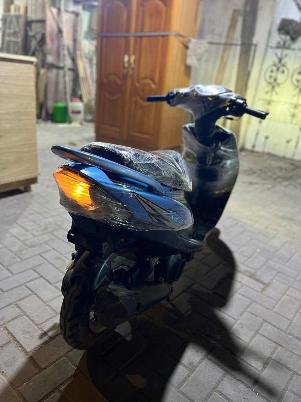 السلا عليكم دراجة ماكس عدل لون سمائيه مفتوحه مره وحده اصلي سلف هندر واحد دراجه نضيفه ماشالله بدلتها سلف جديد كابريته جديد لايت زنون ابو10الاف عالي ناصي اشاير شغاله امامي خلفي سكن الخلفي شغال كشن نضيف تايرات جدد دبلات اوكي بعد بيها هواي تفاصيل تجي واني خادم السعر550قفل مكاني البصره المعقل قرب أعداديه  الابله الهاتف. ***********
