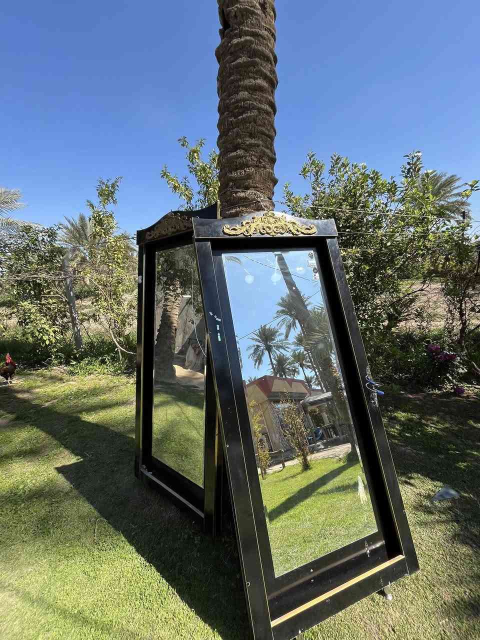 للبيع مرايتين وميز مال ادوات يفيد و احذاء بسعر مناسب للتواصل ***********
