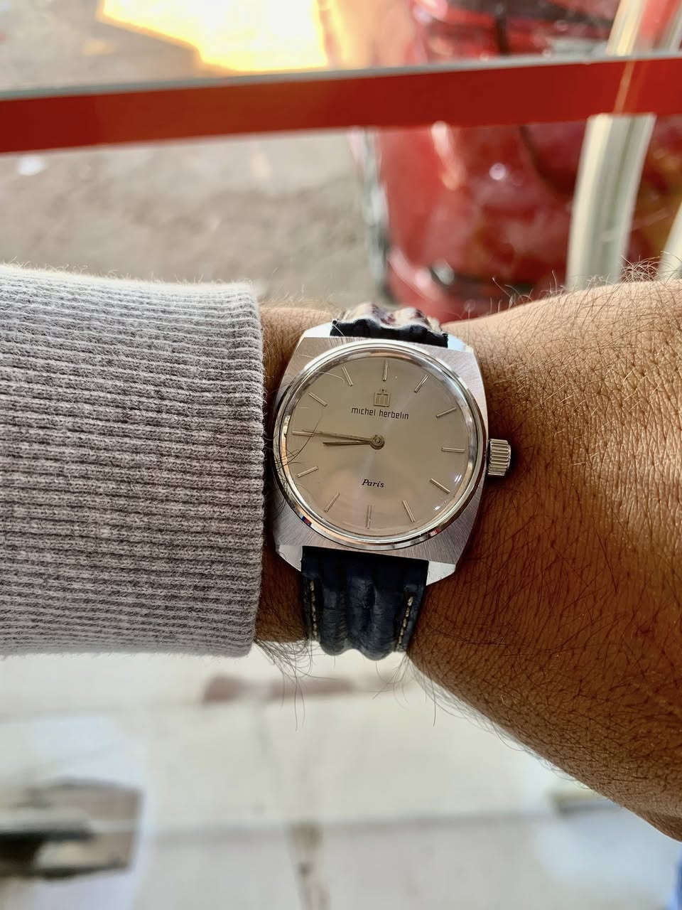 السلام عليكم للبيع ساعة ميشيل هيربلين فرنسي مكينة نصب سويسري نظافة ممتازة الابعاد العرض ٣٦ مع الزمبلك  والطول ٣٩السعر ١٠٠ الف @highlight


**إذا كنت صاحب هذا الإعلان وتريد حذفه لأي سبب، رجاءا أرسل رسالة إلى الدعم الفني**